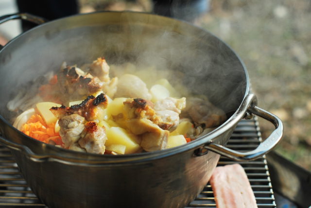 ダッチオーブンでシチュー作り！クックパッドの人気レシピに疑問